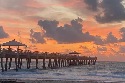 Image de Directly across Juno Beach and Pier!