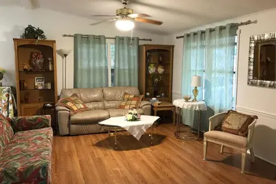 Image de Renovated house one block from pool with hot tub 60 miles from Disney world