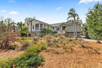 Image de Island Home w/ Pool, covered deck outdoor dining, 5min walk to beach