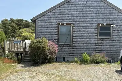 Image de This two-bedroom cottage features one queen bed, two twin beds, and a sofa bed.