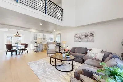 Image de Luxury home with 3 bedrooms + office + bonus room and dream backyard