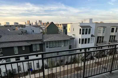 Image de Nice Cozy Condo With City View.