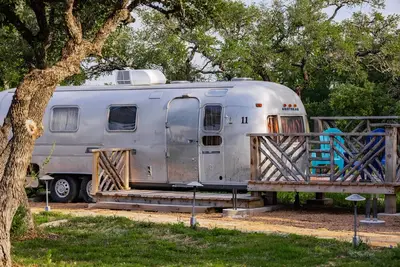 Image de Glamping in Spicewood Tx Hill Country - The Ambassador