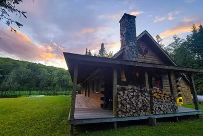 Image de Rustic log cabin on beautiful Maidstone Lake