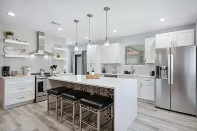 Image de Newly Built Home! Minutes to Downtown ~Airport