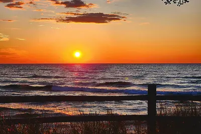 Image de Newly built 4-bedroom cottage w/ WiFi & Ac next to dunes, Lake Michigan & beach