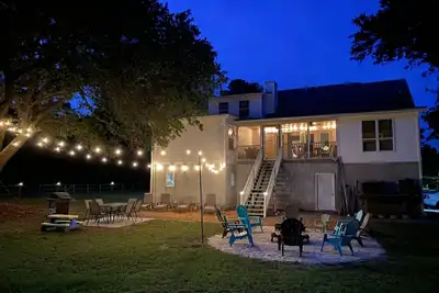 Image de Grand Getaway - 5 Miles to Beach, Huge Yard, Tons of Space + Gym!