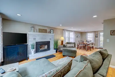 Image de Lake & Pool Access, Awesome Firepit, Outdoor Dining, Rare 4br