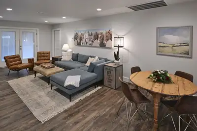 Image de 4-bedroom home 2 blocks from downtown