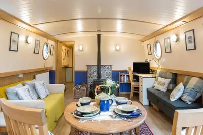 Image de Floating Retreat: Glasgow's Hidden Gem - Urban Life Meet Canalside Tranquility