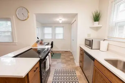 Image de Spacious Mid-Town Bungalow | 12mins from Downtown