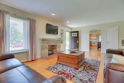 Image de Home w/ Hot Tub + Deck ~ 3 Mi to Ark Encounter!