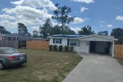 Image de 2 Bedroom in Olde Englewood minutes from the beach with privacy fenced yard.