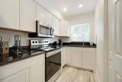 Image de Centrally Located Bayshore Home
