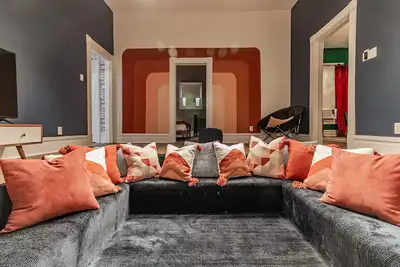 Image de Something to talk about in Haynie's Corner! Walk anywhere, sleeps 6!