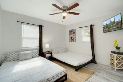 Image de Centrally Located Bayshore Home