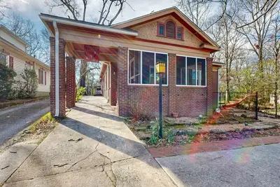 Image de Centrally located retreat with a separate cottage, large yard, W/D, & central Ac
