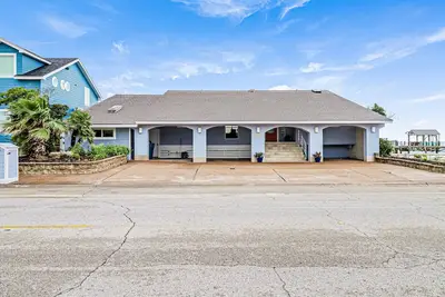 Image de Dog-friendly, waterfront home with hot tub & incredible back deck