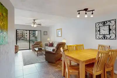 Image de Enchanting oceanfront condo with pool, tennis, beach access, & W/D