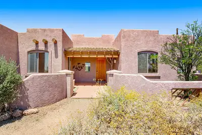 Image de Stellar dog-friendly home with gas grill, patio, kitchen, Tv, and washer/dryer