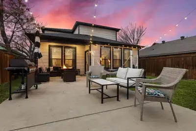 Image de King Bed with Hot Tub, Ps4, FirePit, Bbq, Large yard, Garage!