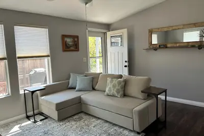 Image de House, close to Disneyland, and beaches. \n1. 5 miles to John Wayne airport.