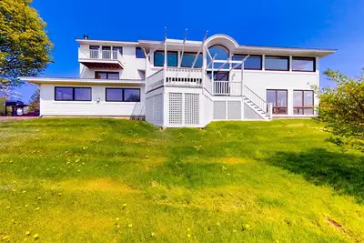 Image de Gorgeous home with amazing lake views, fireplace, firepit, hot tub, & balcony