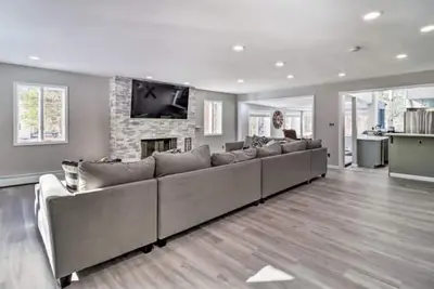 Image de Beautiful modern 5 bedroom home in Lake Naomi