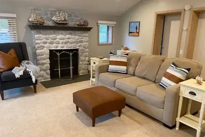 Image de Lakefront Cabin with Sandy Beach, Deck & Firepit!