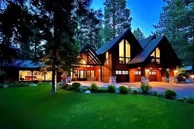 Image de Lakeshore Blvd Luxury Living + Beach Access!
