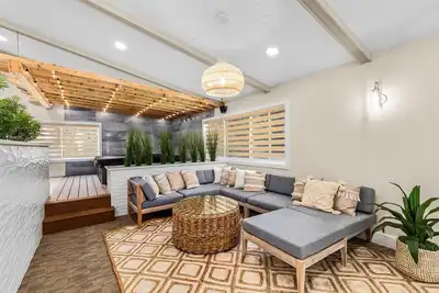 Image de Blue Skies Retreat - Custom-Built Retreat in the Suburbs!