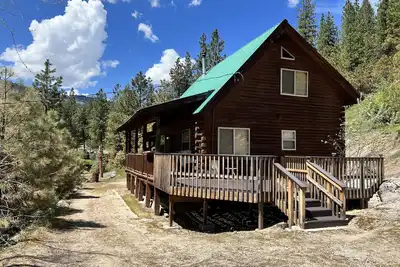 Image de Geothermal pools and hot tub make this off-grid getaway pure joy!