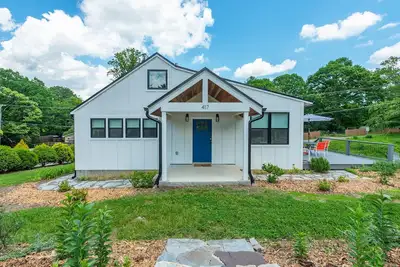 Image de Clover Hill Cottage | Pet-Friendly, Spacious Yard & 5 min. to Black Mtn!
