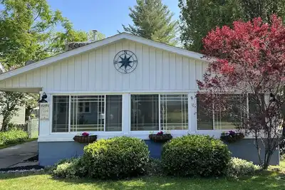 Image de Cozy Pet Friendly Cottage, Partial Water View, Sleeps 7, Half Block from Beach!