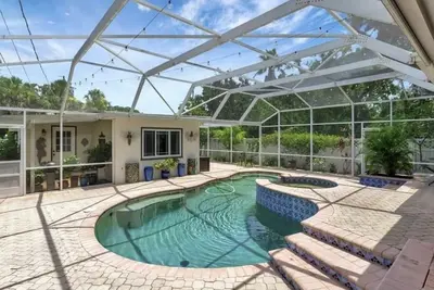 Image de Casita steps from beautiful Tampa bay, relaxing pool, kayaks, bikes, beach gear