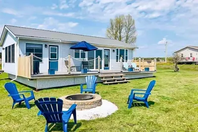 Image de Cozy Bright Cottage With Beach Access and Water Views of Southern Pei red Shores