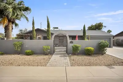 Image de Desert Oasis with a Private Pool and 2 secluded, outdoor entertainment spaces.