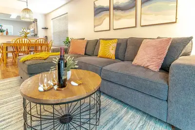 Image de Bright bungalow 7 mi from Perdido king bed pet and family friendly near Nas