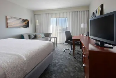 Image de Comfort and Convenience! Four Pet-friendly Units, Free Parking, Swimming Pool!