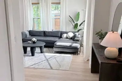 Image de Stylish contemporary home in downtown San Antonio with gated parking.