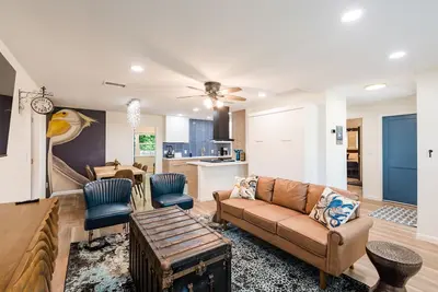 Image de Welcome to The House of Kraken in Palm Harbor! Blocks from Lake Tarpon!