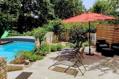 Image de Villa avec piscine extérieure, au calme, idéale pour les familles.