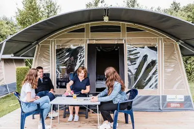 Image de Belle tente lodge à la lisière d'une forêt