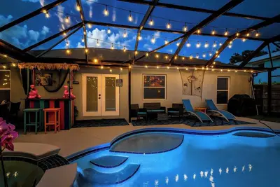 Image de Tropical escape! Heated pool with hot tub, Tiki Bar. Close Beaches, live music!