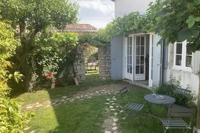 Image de Chai ancien avec jardins au cœur du vieux village.