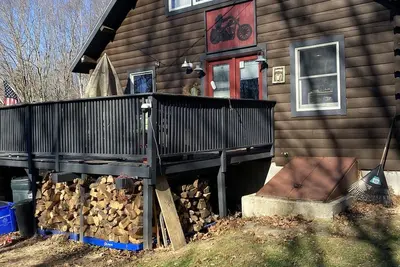 Image de Cozy log cabin home. 5 minutes to the beach, pet and family friendly home.