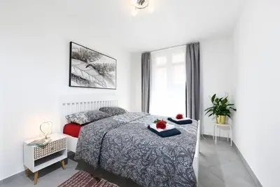 Strategic Airbnb near train station + free parking