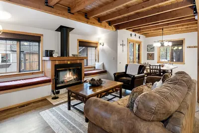 Image de Cozy 2 Bedroom Home, Close to Sharc and Sunriver Village, Dog Friendly, Hot Tub!