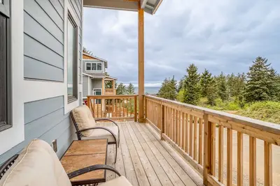Image de Spectacular Depoe Bay Views from This Family-Friendly Home: Ping-Pong, Hot Tub!