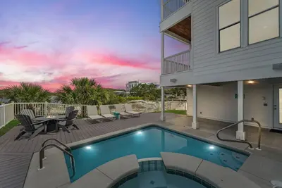 Image de Lakefront home w/private pool + spa, rooftop deck, & fire pit. Relaxation awaits